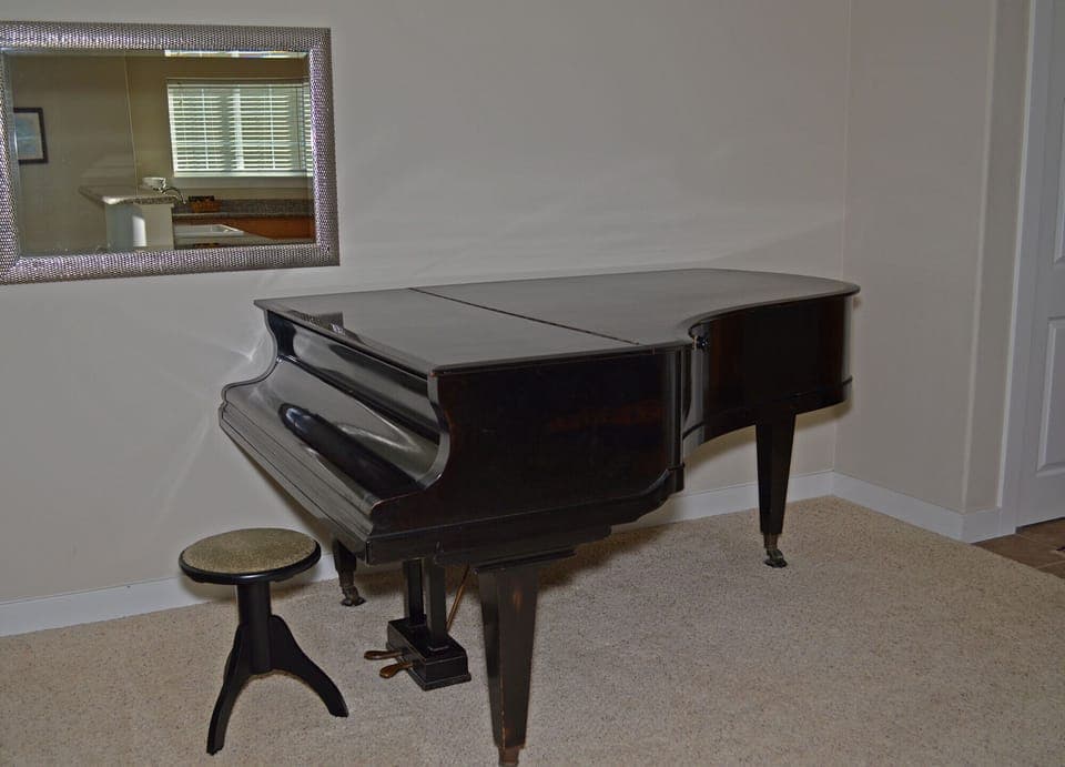 1031 Vacations by the Sea - Baby grand piano