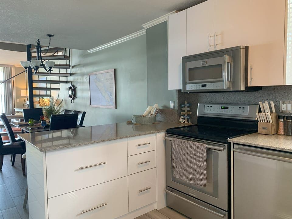 Enjoy preparing that fabulous vacation meal in a fully stocked kitchen.