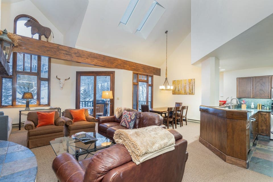 Living Room - Comfortable seating for 7
