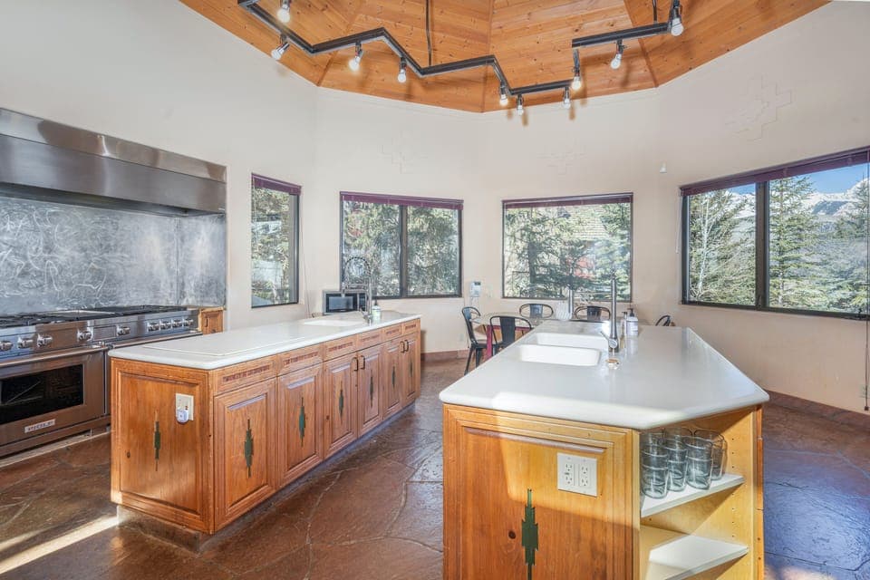 Kitchen - Spacious and well-equipped to prepare meals for 16 guests