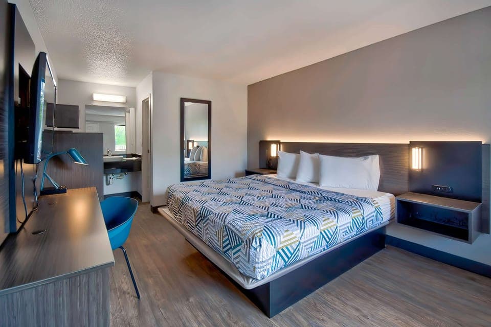 Iron/ironing board, free WiFi, bed sheets