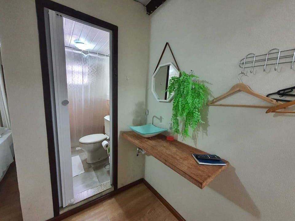 Quarto Triplo Standard | Bathroom | Towels, soap, shampoo, toilet paper