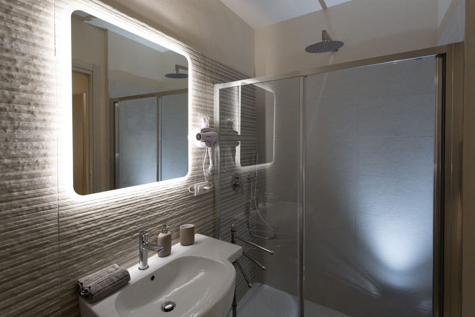 Comfort Double Room | Bathroom | Shower, rainfall showerhead, hair dryer, bidet