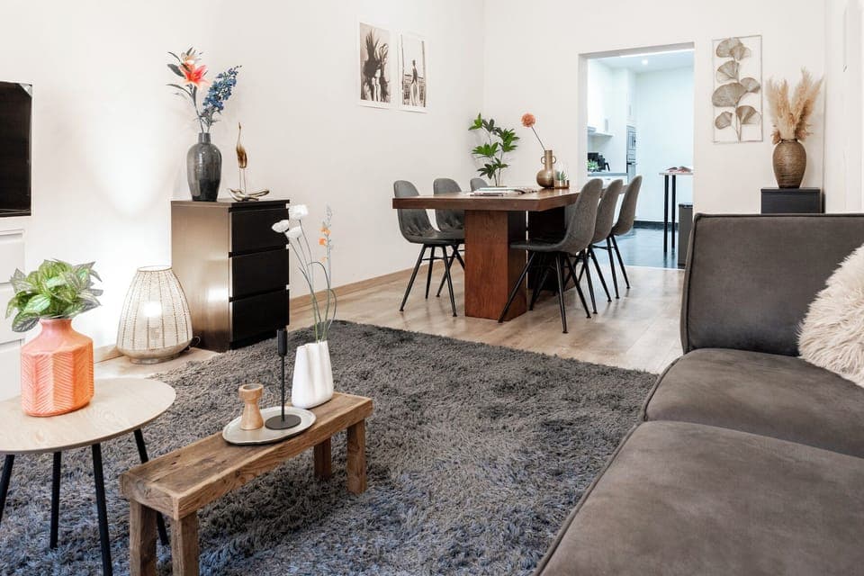The heart of the home,  designed for relaxation and comfort. Geniet van een zelfgemaakte maaltijd in je privé appartement in Antwerpen, vlak bij het centrum.