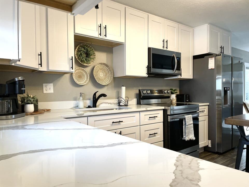 The Pigeon River Retreat Kitchen: includes cooking utensils, pots, pans, etc. Also coffee and Keurig and pods available. 