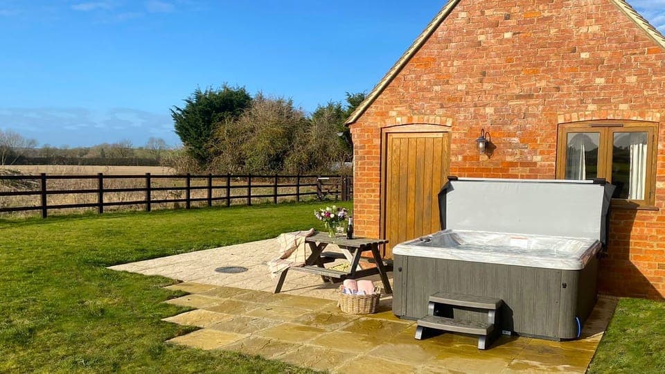 Hot Tub, Inglenook Barns (Cider House), Bolthole Retreats
