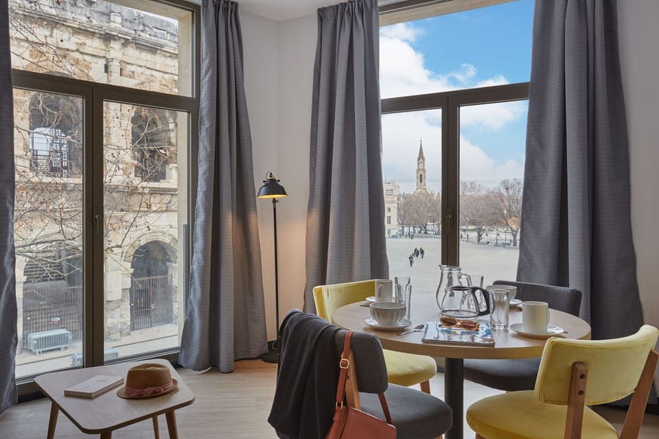 Please note that the view of the Arènes is not guaranteed.