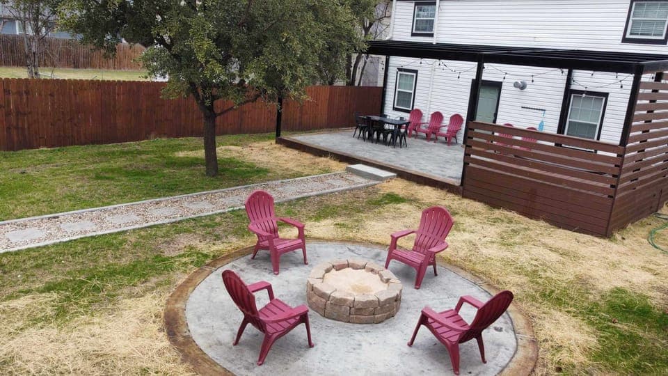 Firepit in the private backyard for all to enjoy 