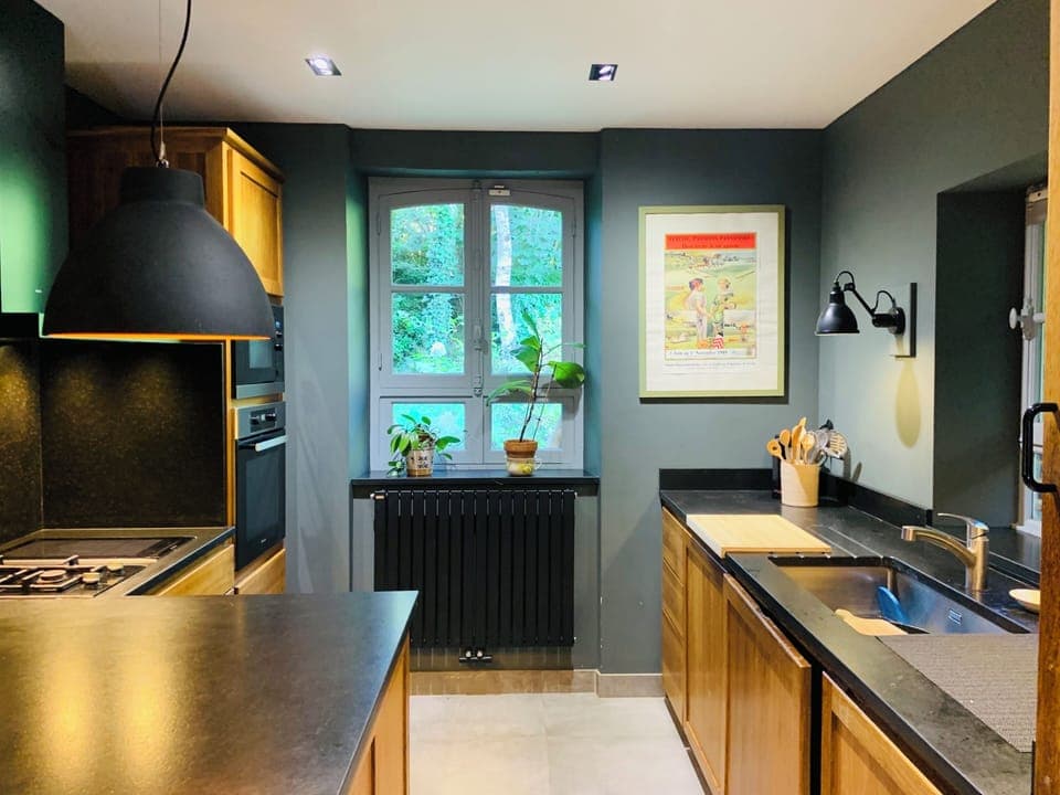 Cuisine en chêne massif et pierre noire du Mozambique