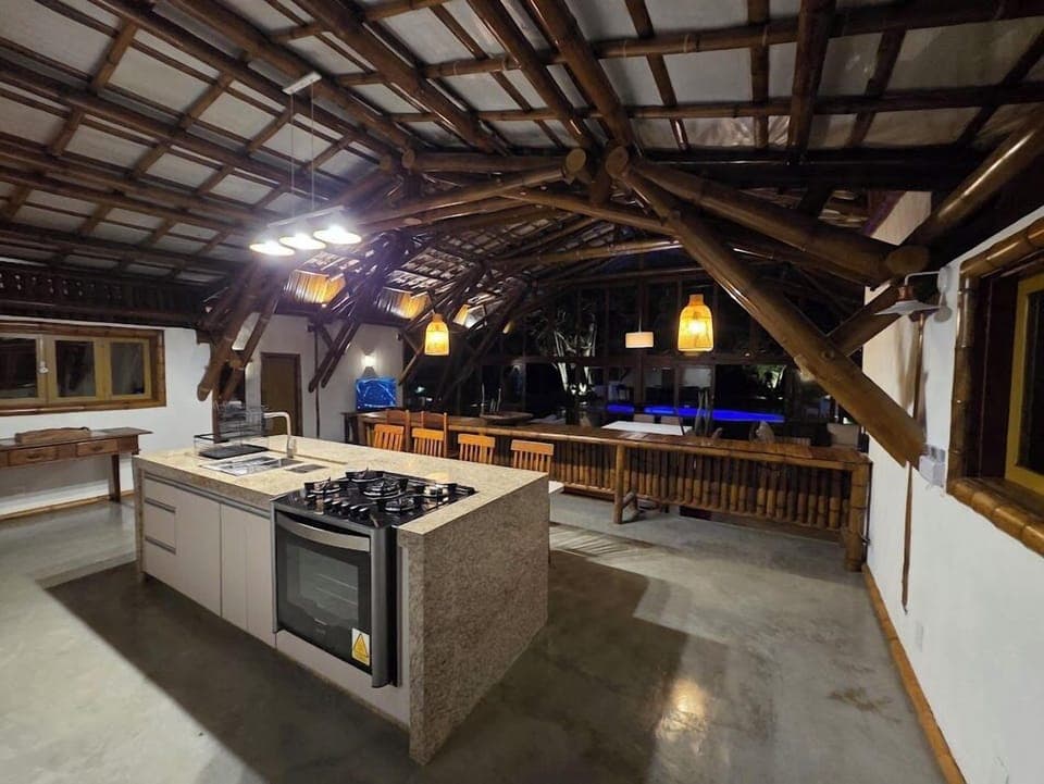 Full-size fridge, microwave, oven, dishwasher