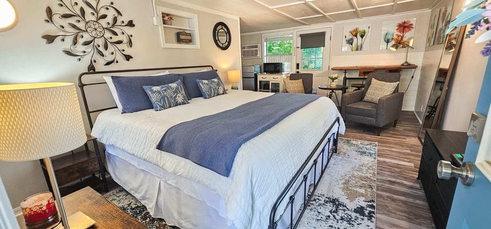 Queen Bed, Kitchenette, Deck