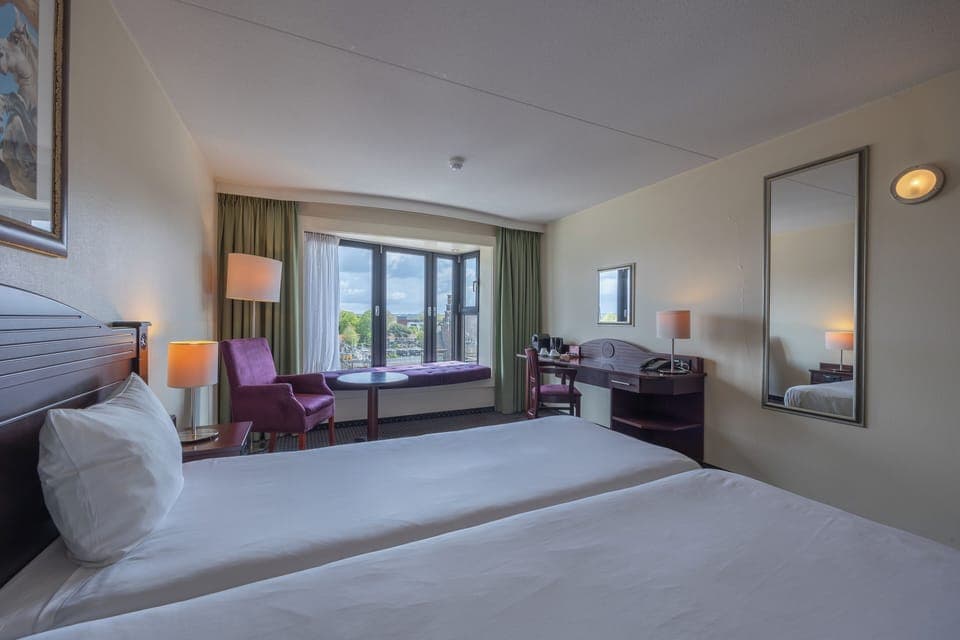 Comfort room | 1 bedroom, in-room safe, desk, soundproofing