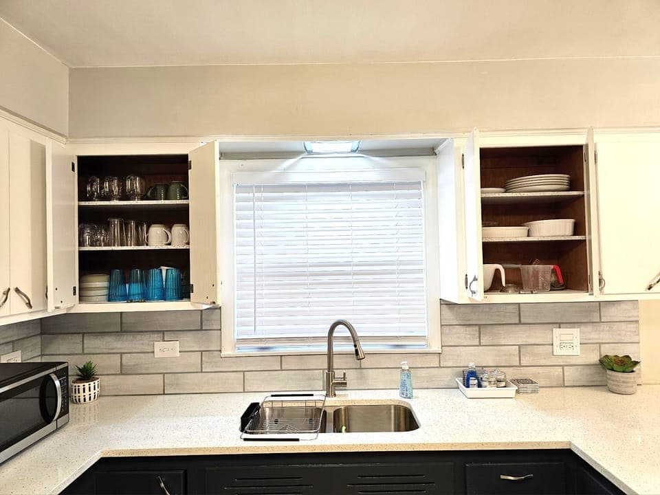 Full Kitchen / dishes, microwave