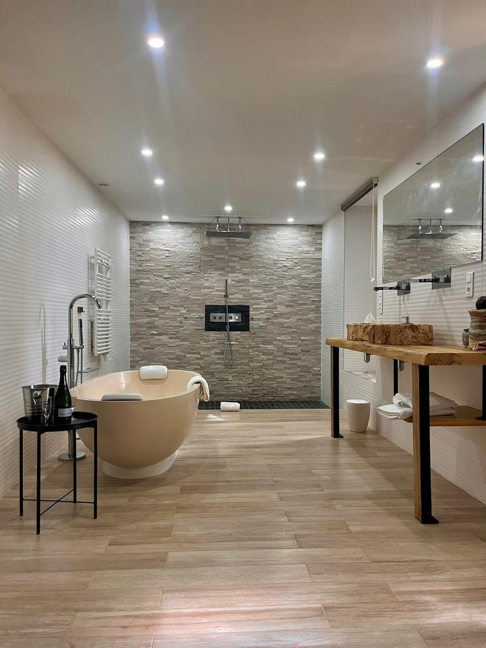 Honeymoon Room, Garden View | Bathroom | Towels