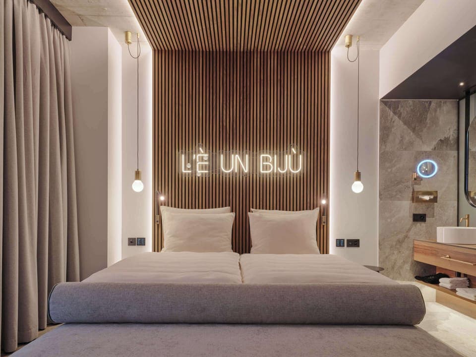 Hypo-allergenic bedding, minibar, desk, laptop workspace