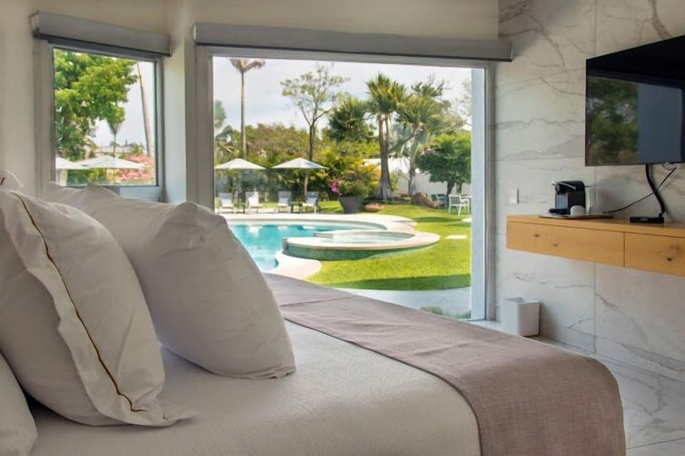 Laptop workspace, soundproofing, free WiFi