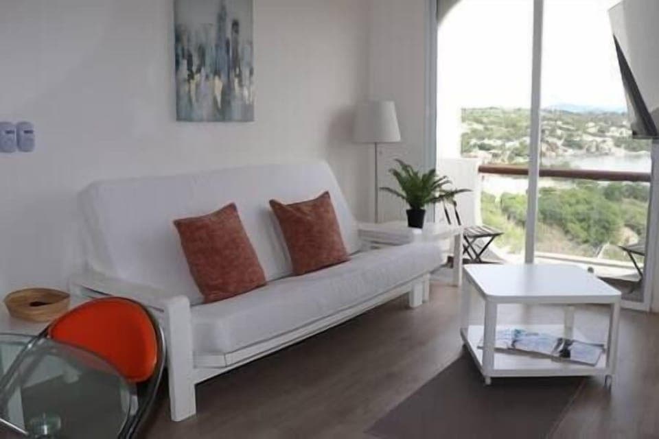 Sofa Cama con Televisión Extra Grande y Balcón 