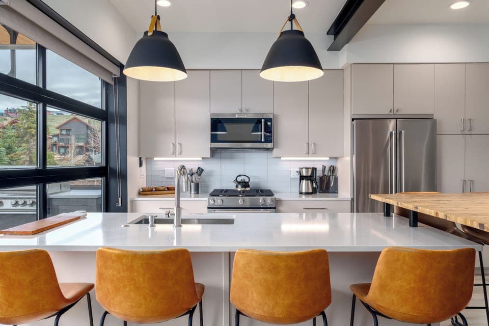 Keep the chefs company at the breakfast bar!