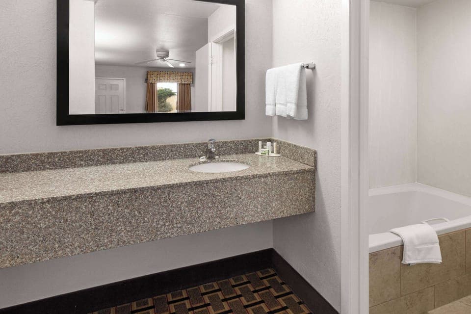 Bathtub, free toiletries, towels