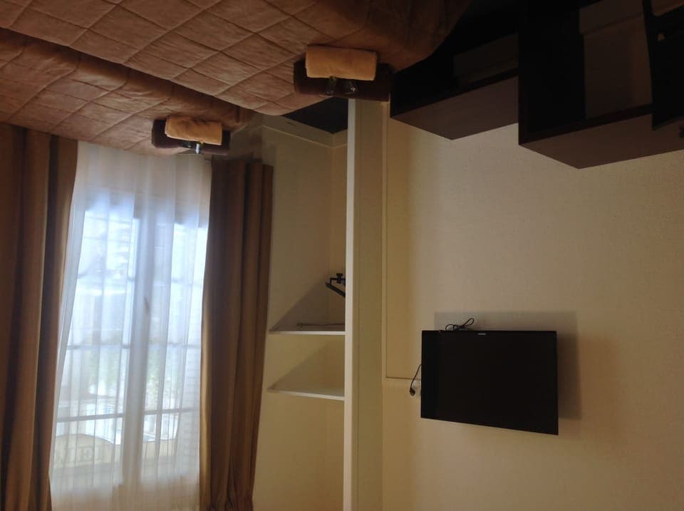 Twin Room, Private Bathroom | Frette Italian sheets, premium bedding, individually decorated, desk