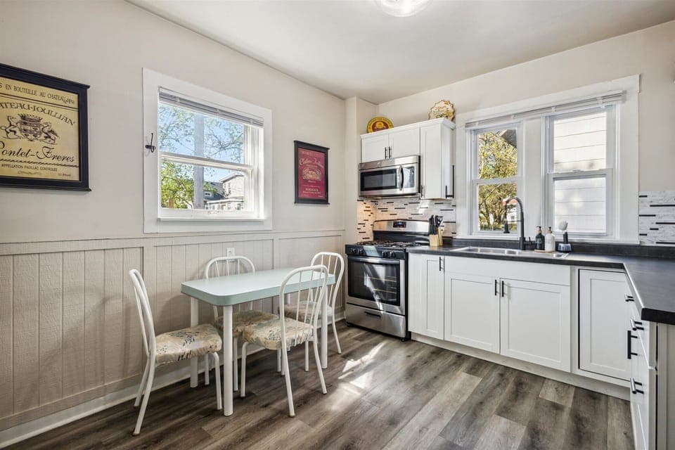 Eat-In Kitchen