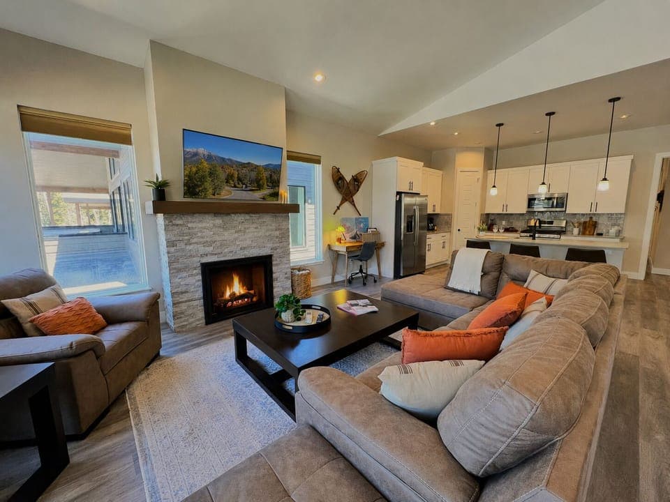 Living Room w/Gas Fireplace