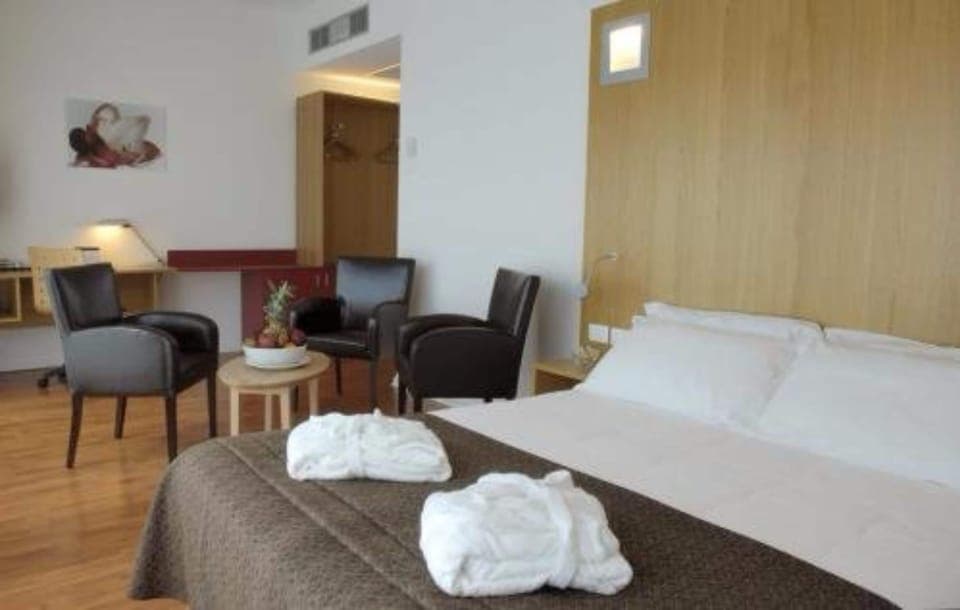 Deluxe Room, 1 Queen Bed | Minibar, in-room safe, desk, blackout drapes