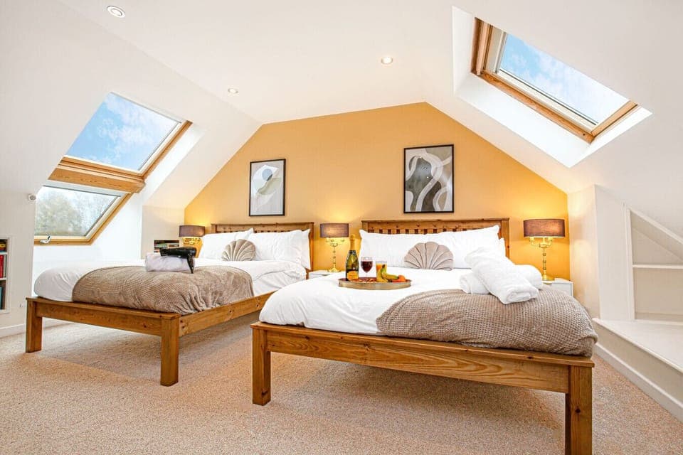 Bedroom 1: x2 Double Beds