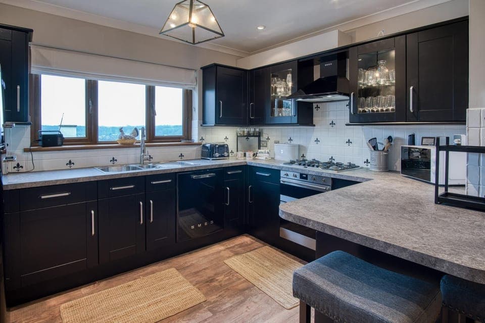 Highfield - 5 Bedroom Holiday Home - Pembroke Dock (25204)