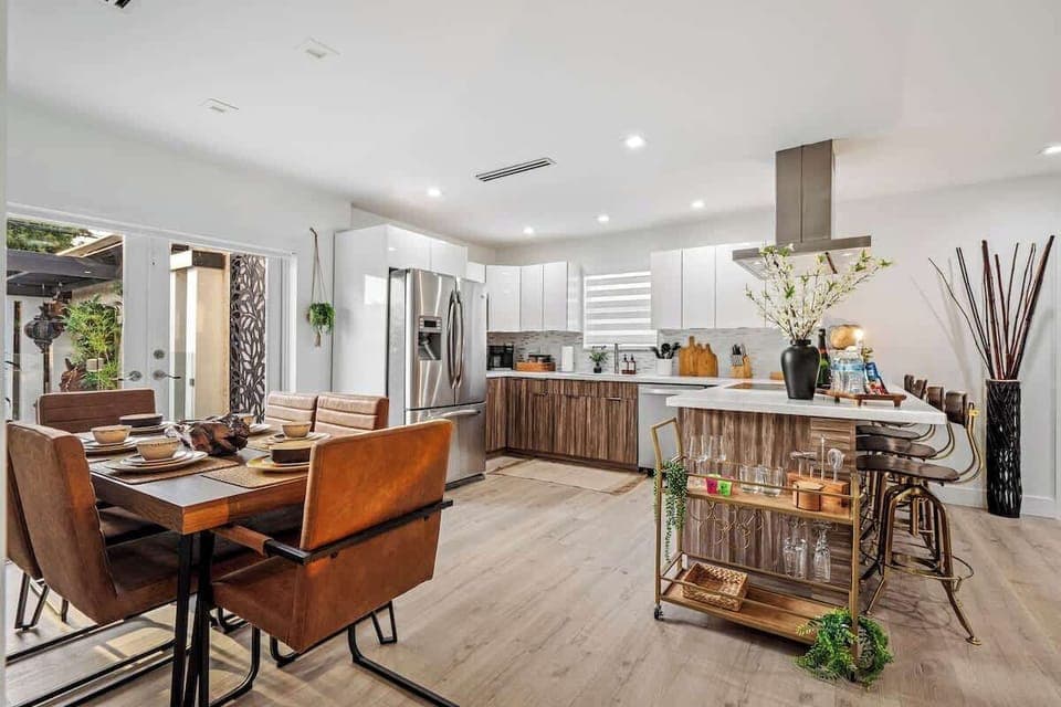 Enjoy your meals either at the dining table, perfect for family gatherings and intimate dinners, or at the bar counter, where you can chat with the chef while they prepare delicious meals.