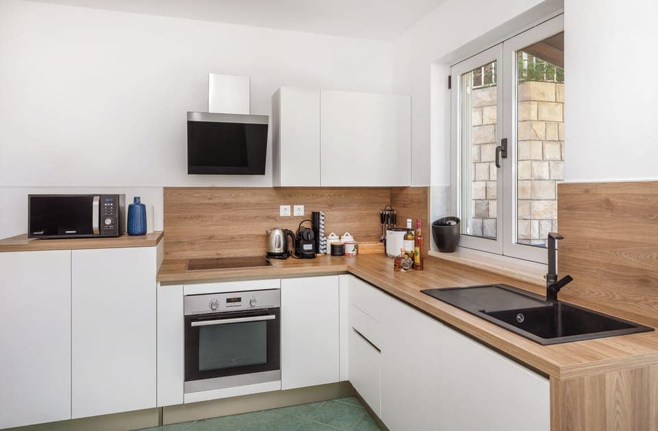 Fridge, oven, dishwasher, toaster