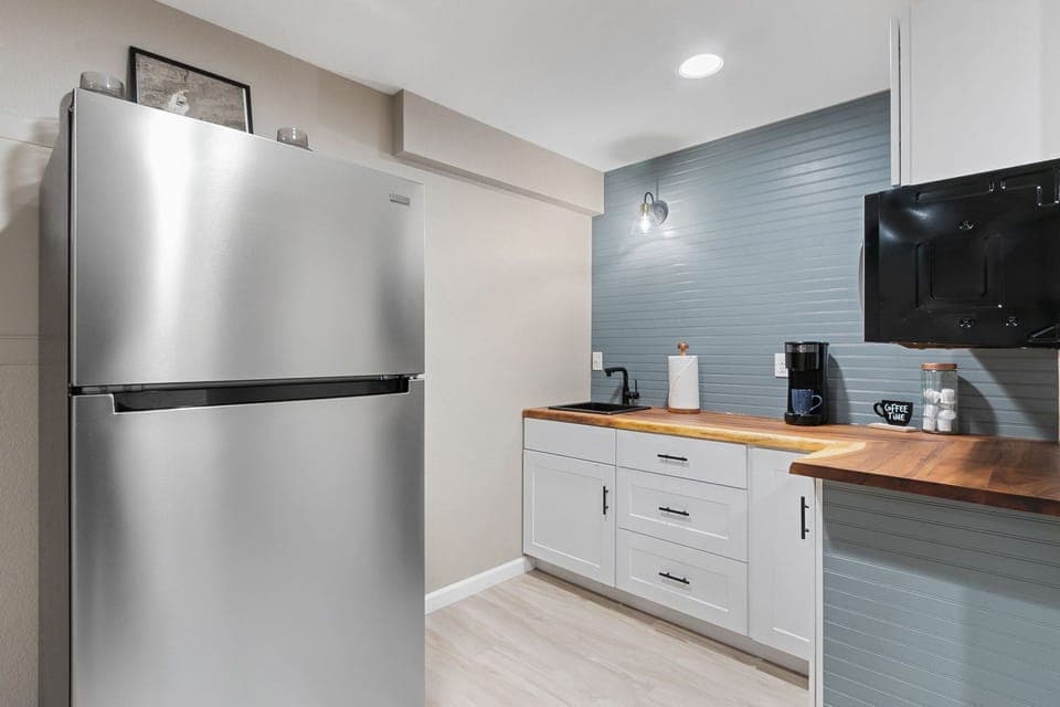 House, Multiple Beds, Patio, Garden View (2719 Daffodil Place - Whole House) | Private kitchen | Fridge, microwave, oven, stovetop