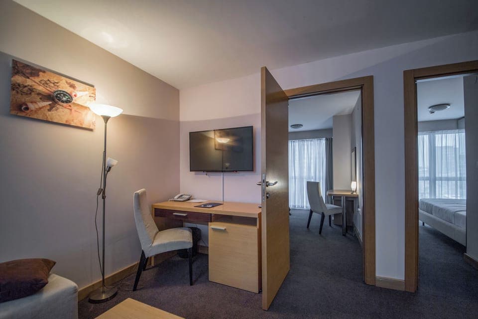 Suite | 1 bedroom, in-room safe, desk, laptop workspace