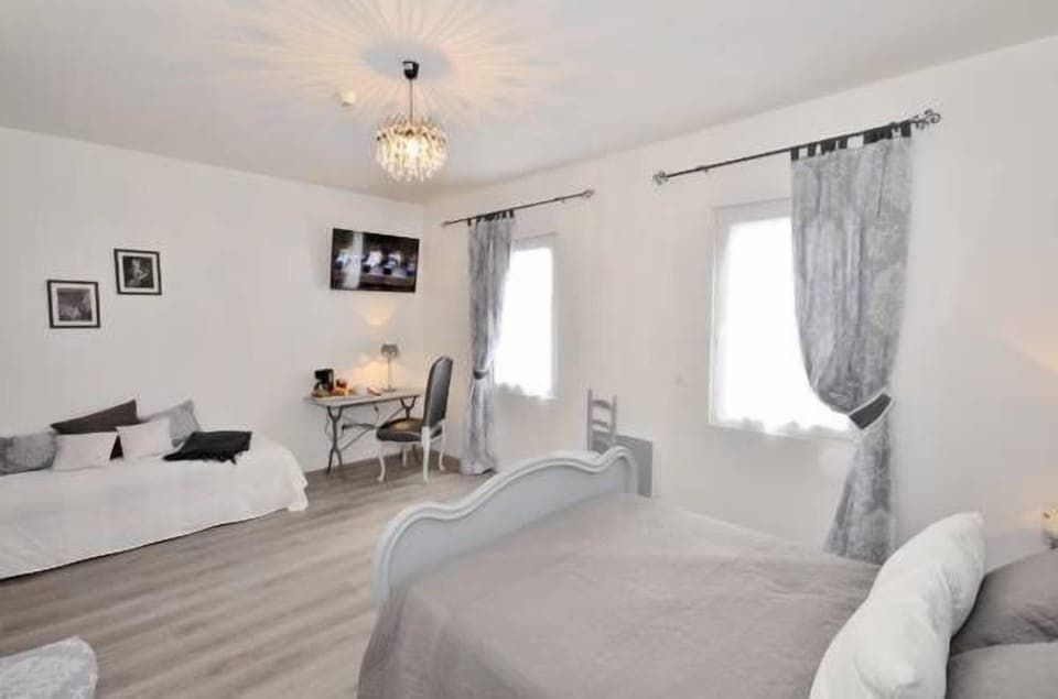 Triple Room | Desk, free cribs/infant beds, free WiFi