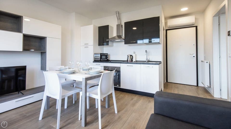 Apartment (1 Bedroom) | Dining room