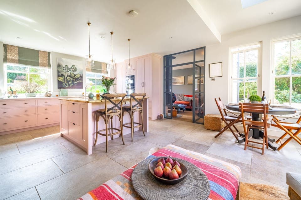 Little Fig, Aldeburgh: The kitchen is bright and spacious with plenty of seating