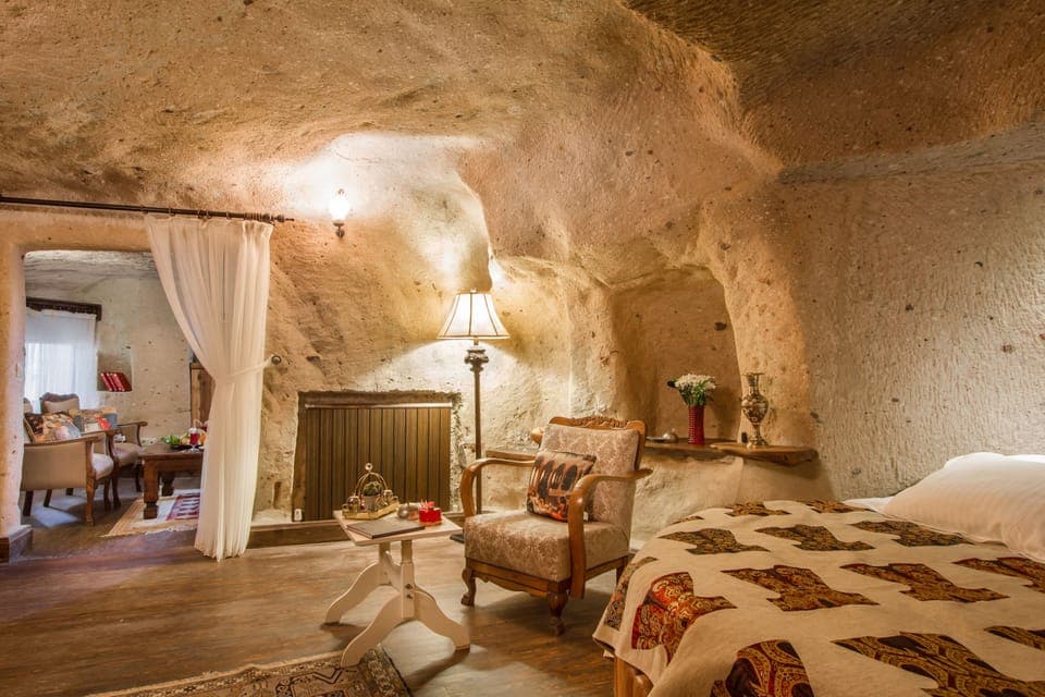 Honeymoon Royal Cave & Pool Suite | Minibar, in-room safe, individually decorated, individually furnished