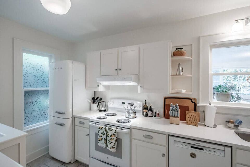 Cook comfortably with a wide range of tools, plus olive oil and balsamic vinegar provided.