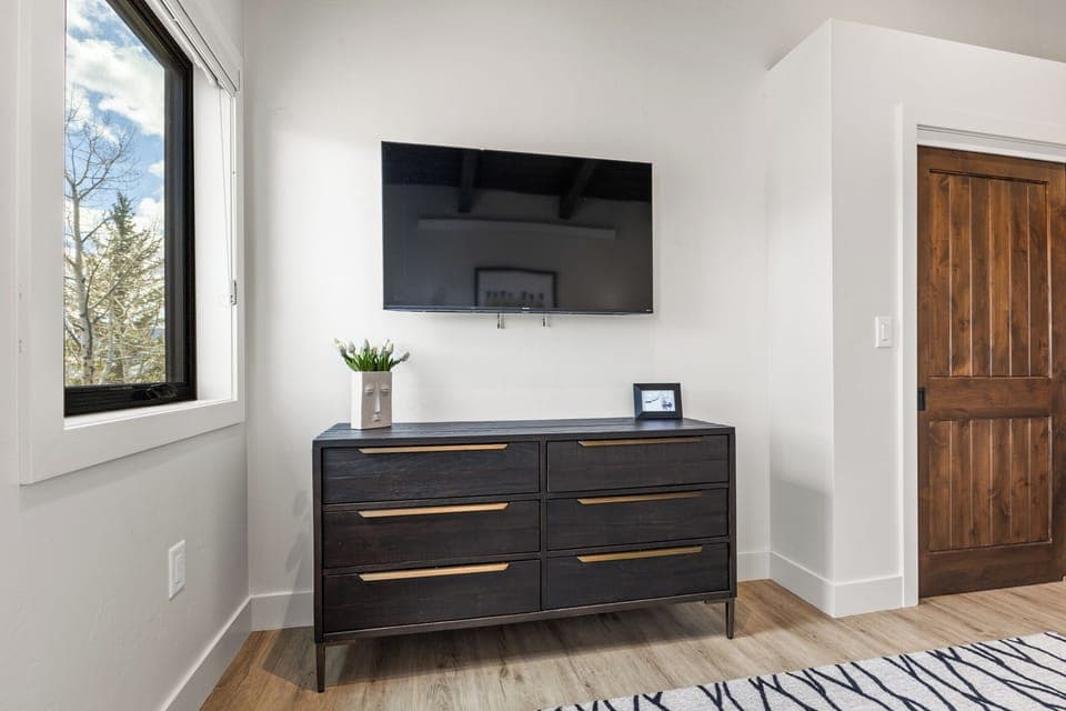 Bedroom 2 | Queensize Bed | Smart TV