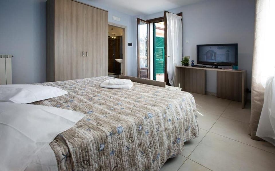 Desk, laptop workspace, free WiFi