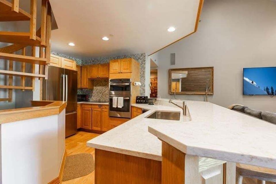 Condo, 4 Bedrooms | Private kitchen | Fridge, oven, coffee/tea maker, toaster