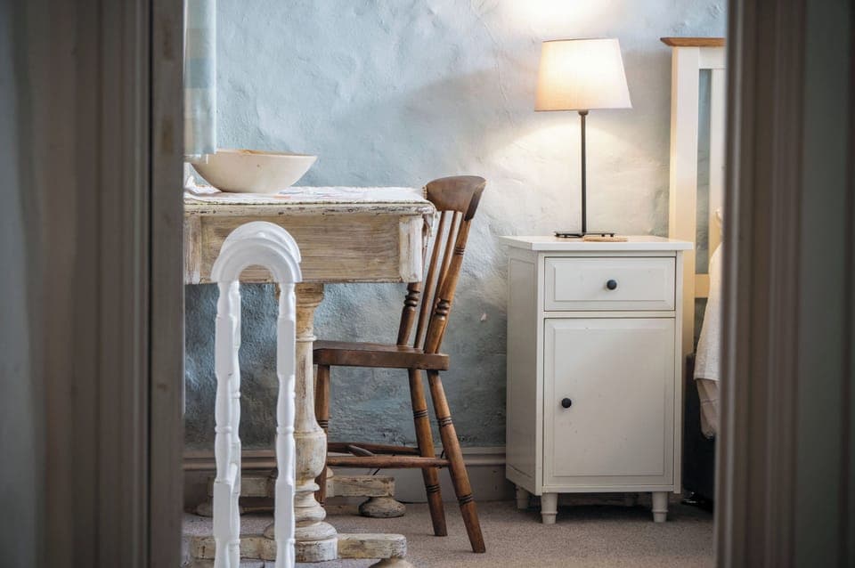 32-inch TV with cable channels, fireplace