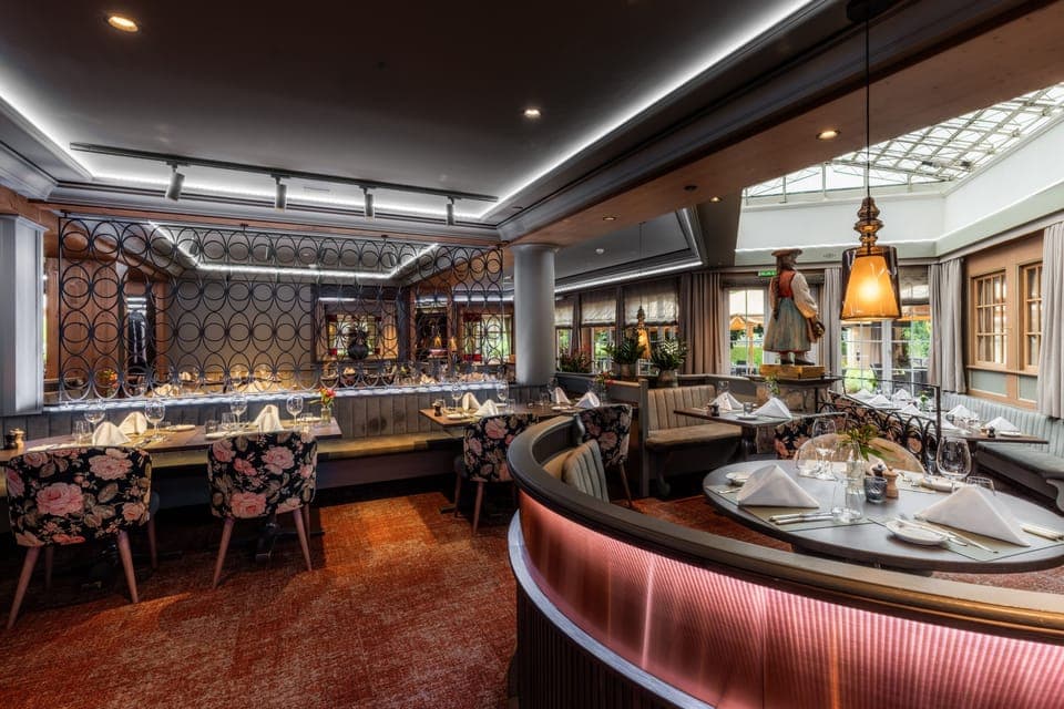 3 restaurants, breakfast, lunch, dinner served; local cuisine