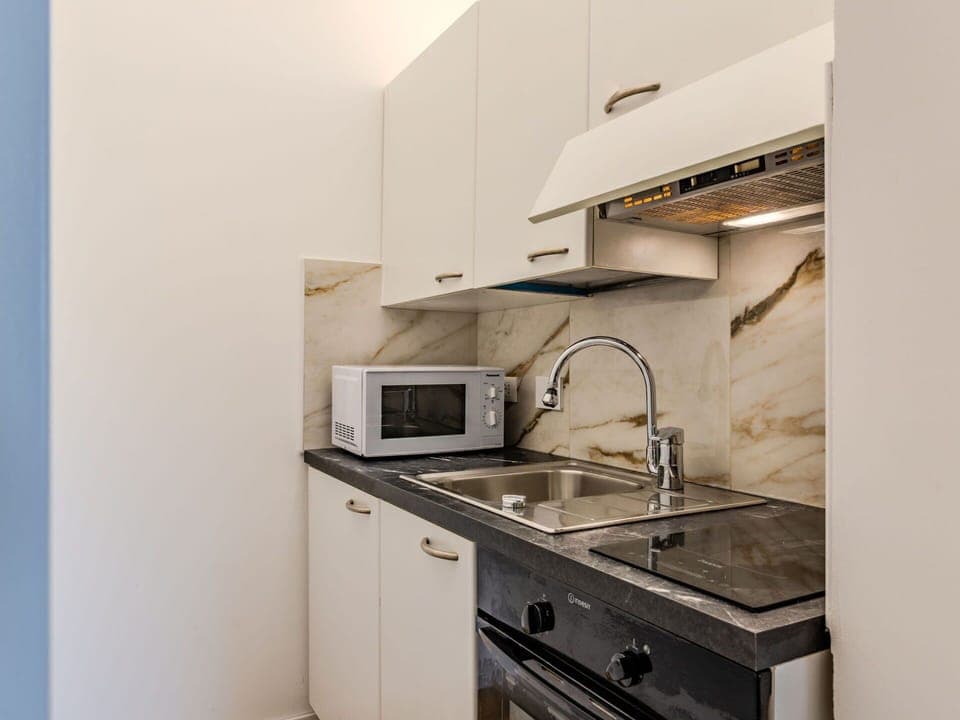 Cabinetry, Kitchen Sink, Countertop, Tap, Property, Sink, Building, Plumbing Fixture, Kitchen Stove, Kitchen