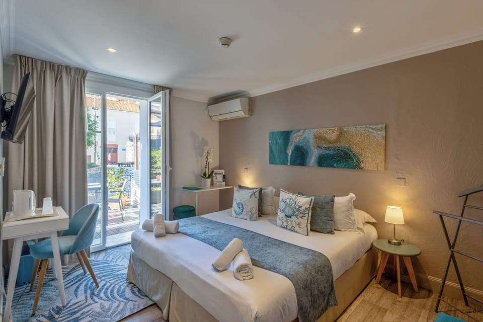 Panoramic Double Room, Private Bathroom, Courtyard View (Riviera terrasse vue fontaine) | Iron/ironing board, free WiFi