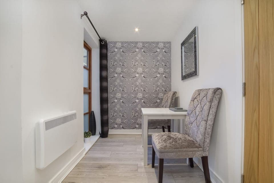 No2 (1 Bedroom Apartment - Ground Floor) | In-room dining