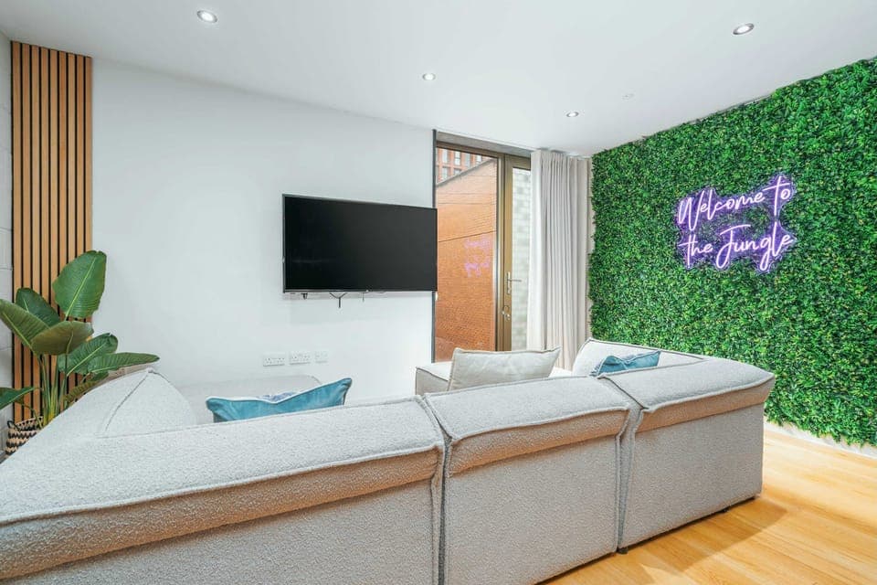 Welcome to CasaCity! ♡ We’d love to host you and make your stay unforgettable.