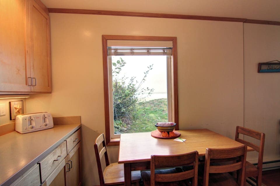 Aldoren's Wind 'n Tide Kitchen Sitting Area - Aldoren's Wind 'n Tide kitchen sitting area.