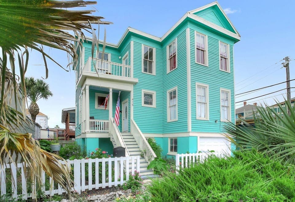 Front view of Salty Air Retreat near our historical district!  Walk to some of the best local restaurants.