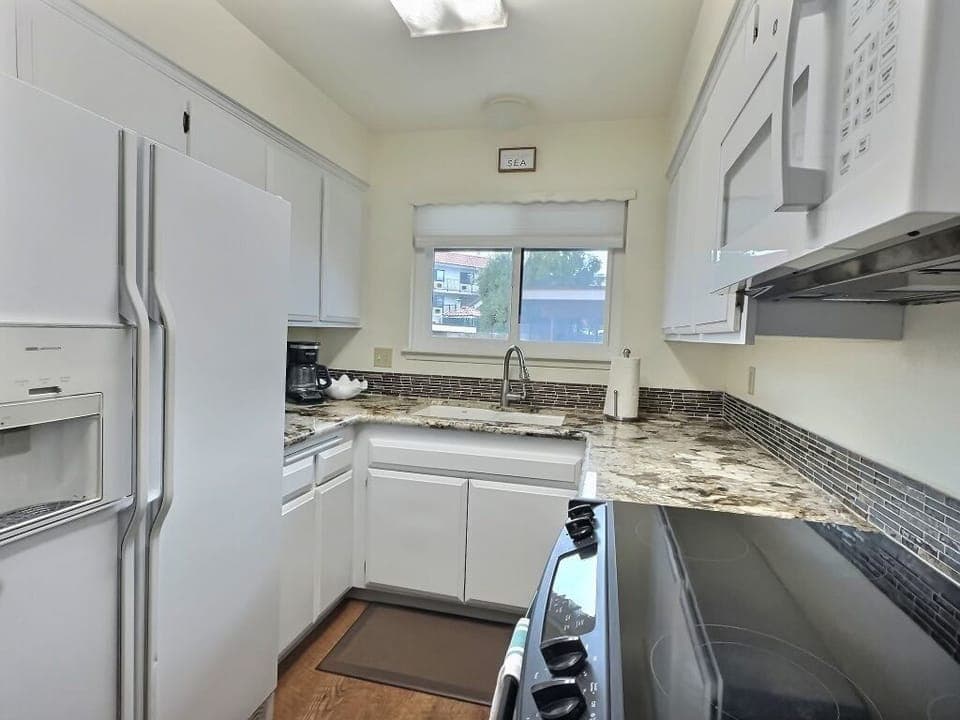 Step into our chef-grade kitchen equipped with sleek stainless steel appliances. Whether you're a culinary aficionado or just love to whip up delicious meals, you'll find everything you need to create culinary masterpieces.